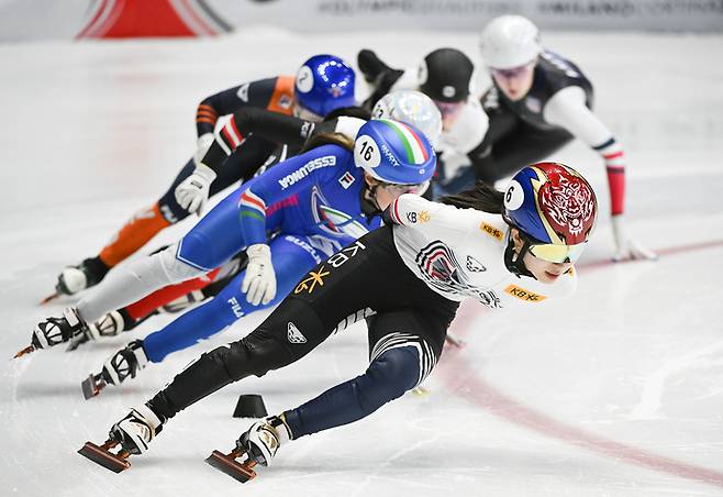 김길리(성남시청)가 여자부 1천500m 준결승 경기서 선두로 달리고 있다. 연합