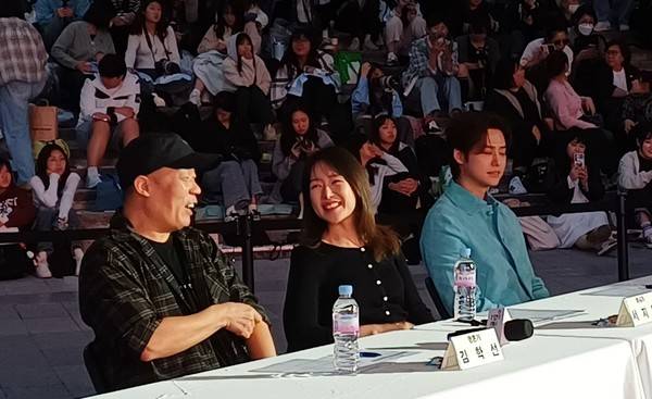 심사위원을 맡은 평론가 김학선, 작사가 서지음 , 가수 이솔로몬(왼쪽부터) [사진 = 경인방송]&nbsp;