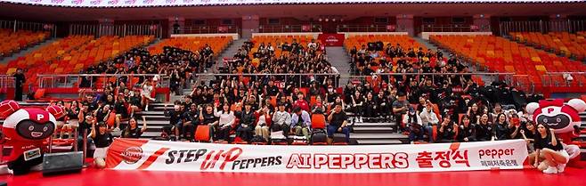 11일 페퍼스타디움에서 열린 AI페퍼스 시즌 출정식에서 선수단과 팬들이 기념촬영을 하고 있다. <AI페퍼스 제공>