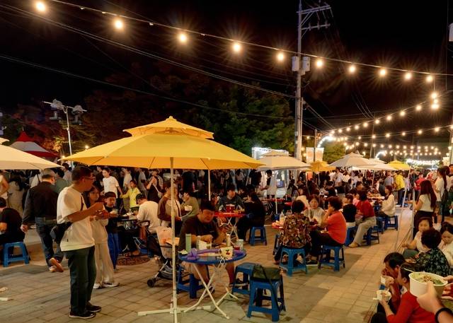 짬뽕축제장을 찾은 방문객들이 군산대표음식 짬뽕을 시식하고 있다./사진=문정곤 기자