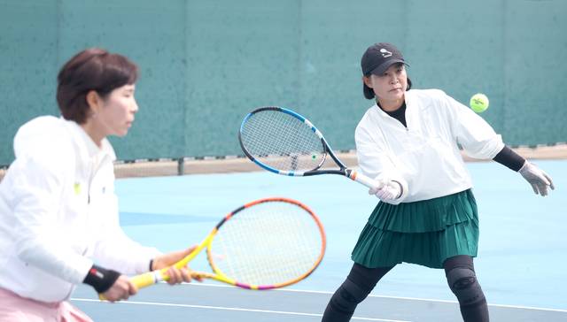 테니스 동호인들이 테니스를 즐기고 있다./전북일보 자료사진