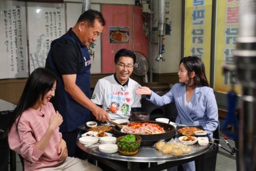 ◇ 1,250만 명의 유튜브 구독자를 보유한 인플루언서 쯔양은 지난 9월 22일 춘천 닭갈비 골목을 방문해 옛날 닭갈비, 닭갈비전 등을 맛보고 춘천의 대표 특산품인 감자빵을 소개하는 등 지역 대표 먹거리를 홍보했다.
