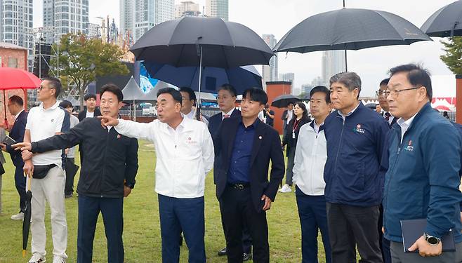 김두겸 울산시장이 13일 울산 태화강국가정원 남구 둔치에서 '2025 울산공업축제' 세부 추진계획과 현장 준비상황 등을 점검하고 있다. 2025 울산공업축제는 오는 16일부터 19일까지 울산 전역에서 진행된다. 최지원 기자