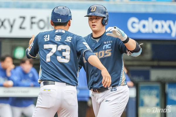 NC 다이노스 김형준이 6일 열린 삼성 라이온즈와 와일드카드 1차전에서 홈런을 기록한 뒤 하이파이브를 하고 있다. /NC 다이노스