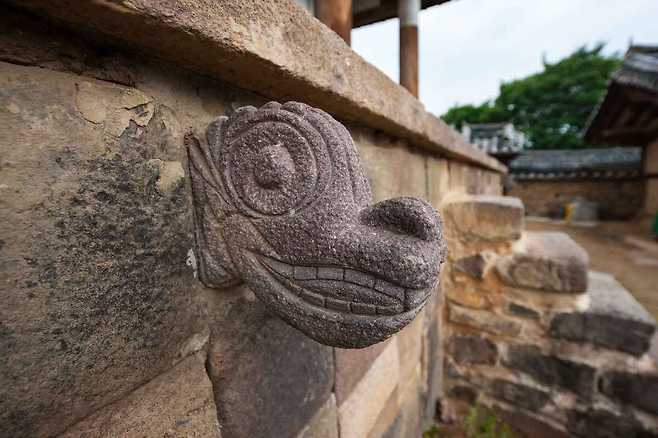 도동서원의 기단. 용과 거북형상물을 끼워 넣었다.
