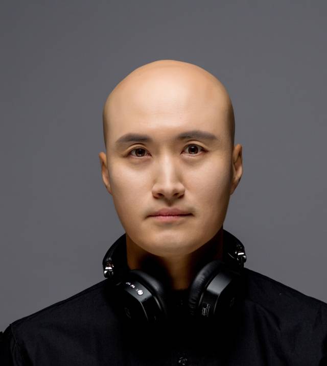 부산예총은 오는 21~22일 이틀간 부산 영화의전당과 부산콘서트홀에서 '부산아트빌리지 흥축제'를 개최한다. 21일 오후 7시 영화의전당 야외극장에서 JD 공연을 펼치는 개그맨 뉴진스님. 부산예총 제공