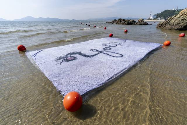 세바 칼푸케오 ‘콜오프 시리즈’(2025) 중 '포릴'. 사진 퍼포먼스, 420 × 600cm(기록 디에고 아르고떼). 부산비엔날레조직위원회 제공