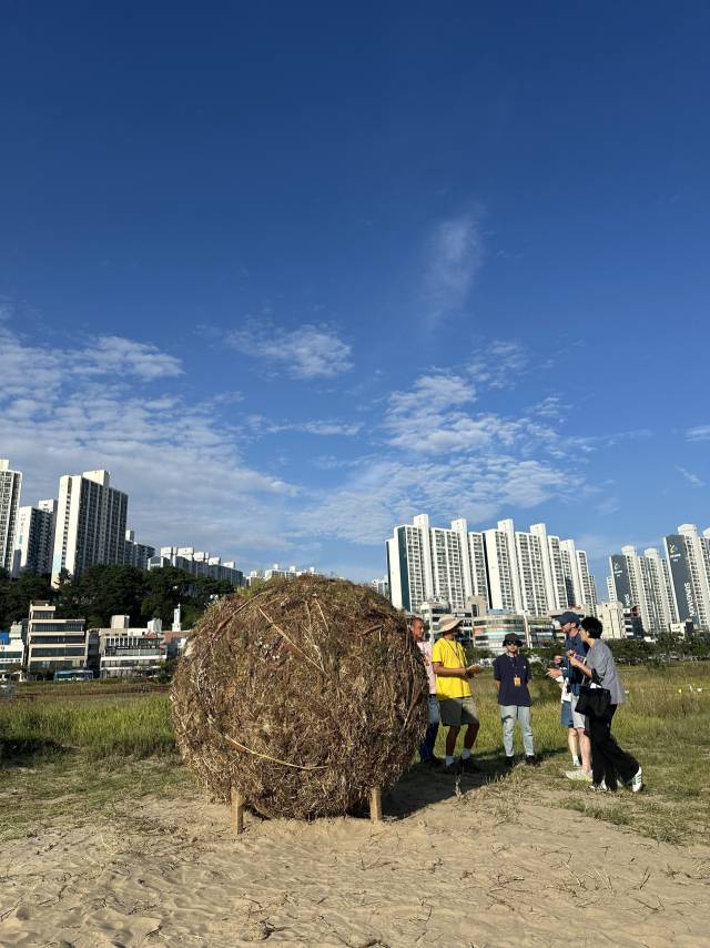 오미자 ‘공굴리기’(2025). 김은영 기자 key66@