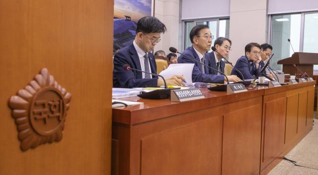 김윤덕 국토교통부 장관이 13일 국회에서 열린 2025년도 국토교통위원회 국정감사에 출석해 의원 질의에 답하고 있다. 연합뉴스