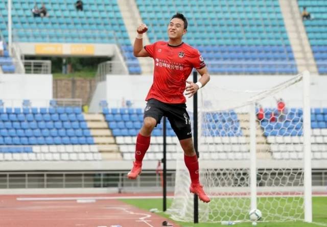 지난 12일 김해종합운동장에서 열린 FC목포와의 홈경기서 김해FC2008 이강욱이 선제골을 넣고 기뻐하고 있다./김해FC2008/