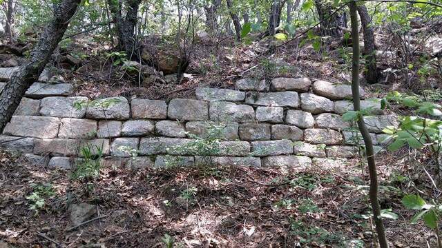 경주 남산에 진평왕이 쌓았던 남산신성을 문무왕이 다시 고쳐 쌓았다고 전하는 남산신성.