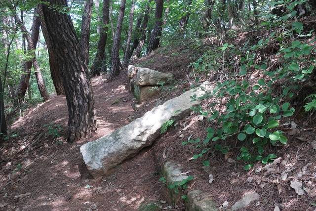 경주 남산자락에 문무왕이 대규모 장창을 건설했던 흔적.