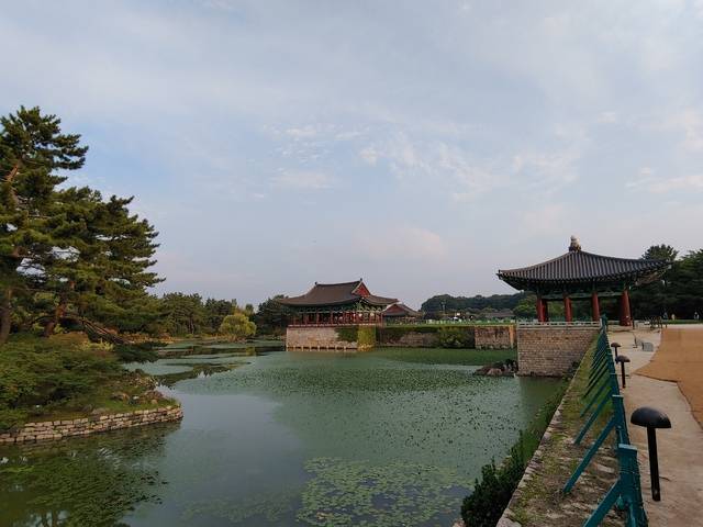 문무왕이 삼국통일 이후 조성한 동궁과 월지 전경.