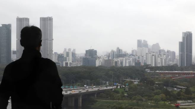 이재명 정부가 결국 이번 주 추가 부동산 대책을 내놓는다. 이번 대책에는 수도권과 달리 침체일로를 겪는 지방 주택시장을 위한 수요촉진책이 포함될 지 관심이 쏠린다. 사진은 사진은 13일 서울 성동구, 광진구 아파트 모습. 연합뉴스