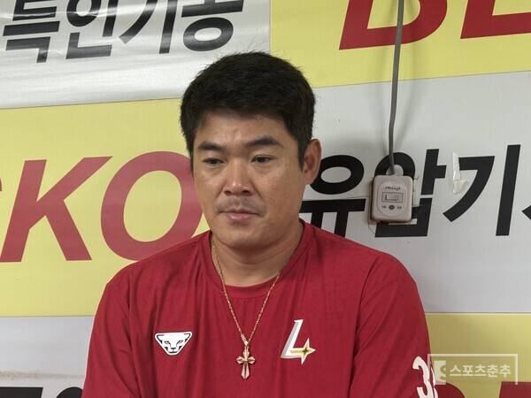 SSG 노경은이 13일 대구에서 열리는 SSG와 삼성의 준PO 3차전을 앞두고 취재진 인터뷰에 응하고 있다. (사진=스포츠춘추 박승민 기자)