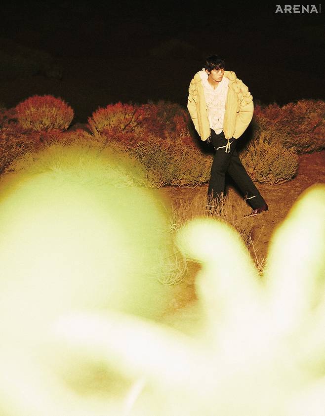 레이어드 페탈 푸퍼 재킷 209만8000원·레이스 후디 톱 50만9000원·코르셋 트림드 치노 팬츠 47만8000원 모두 준태킴, 플랫 로퍼 가격미정 크리스찬 루부탱 제품.