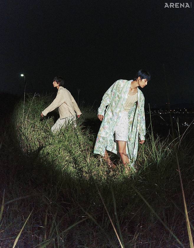 (왼쪽부터) 핸드 우븐 셔켓·오가닉 리넨 팬츠 모두 가격미정 영앤생 제품. 플라워 패턴 로브·선라이트 크로셰 니트 베스트·핸드 우븐 하이웨이스트 쇼츠 모두 가격미정 영앤생, 왈라비 부츠 27만8000원 클락스 제품.