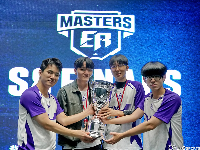 힘들었던 시간을 지나 첫 우승의 기쁨을 만끽한 CNJ e스포츠 선수들.