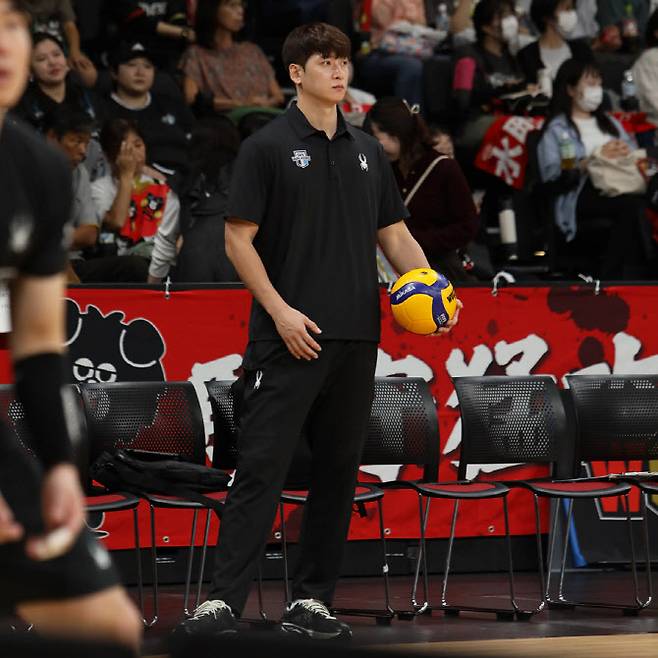 현대캐피탈 코치로 새로운 배구 인생을 걷기 시작한 ‘월드스타’ 문성민. 사진=현대캐피탈 배구단
