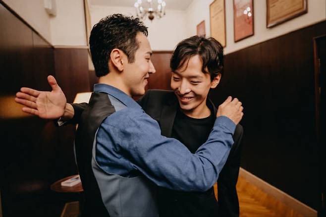 지난 10일(현지시간) 폴란드 바르샤바에서 치러진 ‘제19회 쇼팽 콩쿠르’ 본선 2차 저녁 세션에서 이혁(오른쪽), 이효 형제가 서로를 격려하고 있다(사진=쇼팽콩쿠르 홈페이지ⓒNIFC).