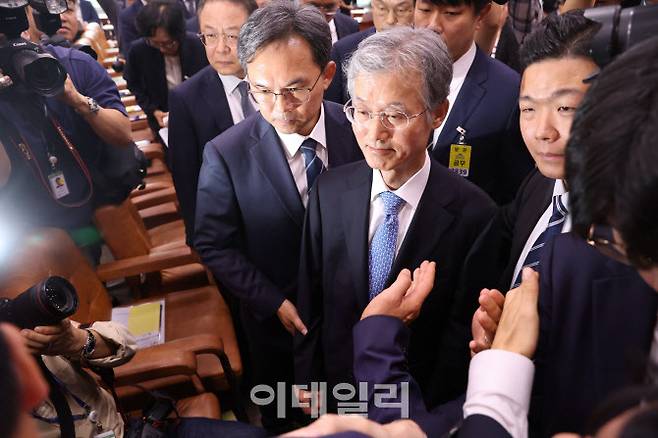 조희대 대법원장이 13일 오전 서울 여의도 국회에서 열린 법제사법위원회의 대법원 등에 대한 국정감사가 정회되자 회의실을 나서고 있다. (사진=이데일리 노진환 기자)