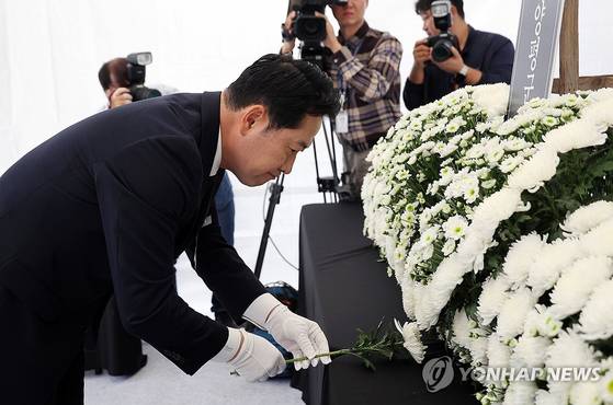 국민의힘 장동혁 대표가 13일 서울 여의도 국회 정문 인근에 민중기 특별검사팀의 소환 조사를 받은 뒤 숨진 채 발견된 경기 양평군 공무원 A씨를 추모하기 위해 설치한 분향소에서 헌화하고 있다. 〈사진=연합뉴스〉