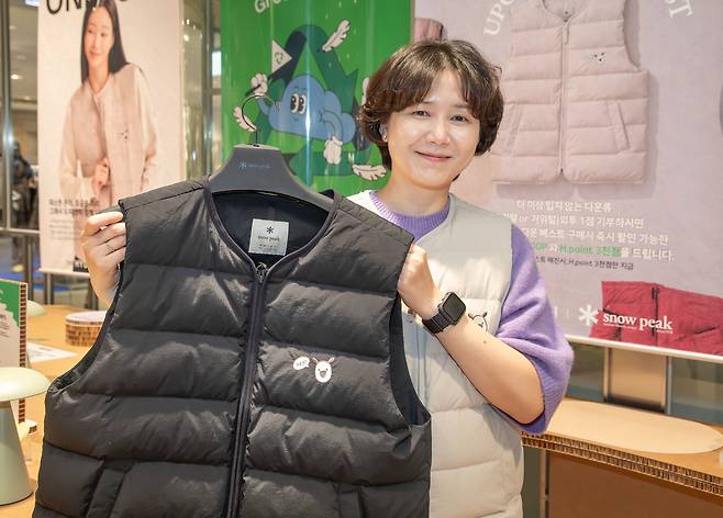 지난 2일 현대백화점 판교점에서 황새롬 현대백화점 CX기획팀장이 '흰디 업사이클 다운 베스트'를 들어보이고 있다(현대백화점 제공).
