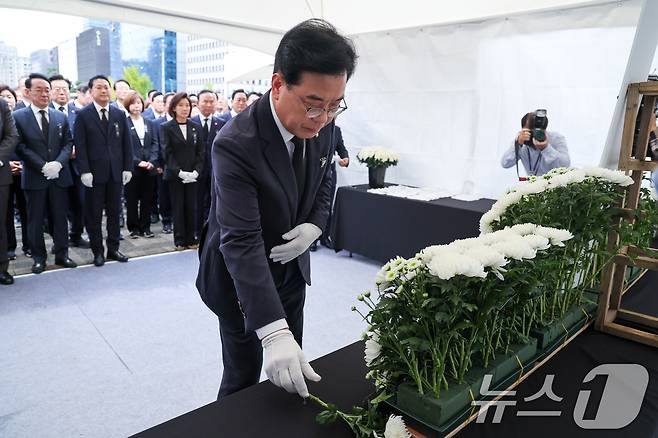 송언석 국민의힘 원내대표가 13일 서울 여의도 국회에서 의원총회를 마친 뒤 김건희 특검 조사를 받던 중 숨진 양평군청 공무원 분향소를 찾아 헌화하고 있다. 2025.10.13/뉴스1 ⓒ News1 안은나 기자