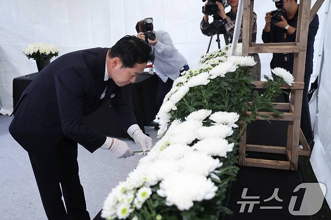 장동혁 국민의힘 대표가 13일 서울 여의도 국회에 마련된 양평군청 공무원 희생자 분향소를 참배하고 있다. 2025.10.13/뉴스1 ⓒ News1 안은나 기자