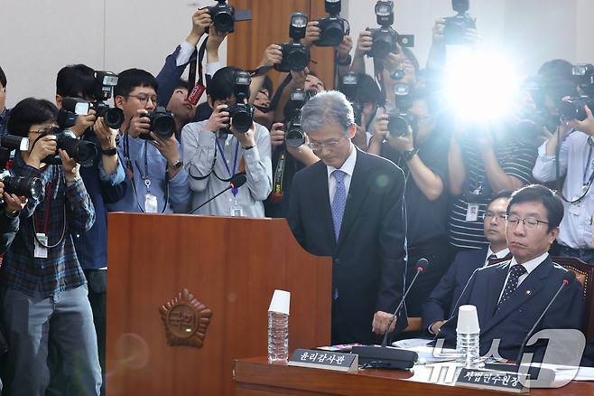조희대 대법원장이 13일 서울 여의도 국회에서 열린 법제사법위원회의 대법원 등에 대한 국정감사에 출석해 인사말을 하기 전 인사를 하고 있다. 2025.10.13/뉴스1 ⓒ News1 유승관 기자