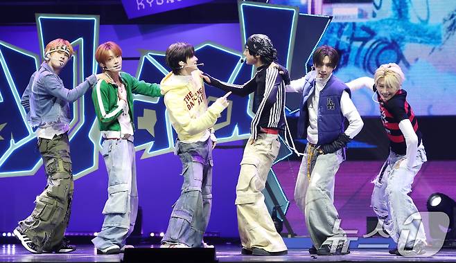 그룹 투어스(TWS)가 13일 서울 광진구 예스24 라이브홀에서 가진 미니 4집 '플레이 하드(play hard)' 발매 쇼케이스에서 타이틀 곡 ‘OVERDRIVE’를 선보이고 있다. 2025.10.13/뉴스1 ⓒ News1 권현진 기자