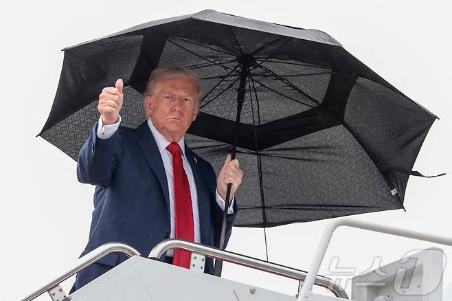 도널드 트럼프 미국 대통령이 12일(현지시간) 미국 메릴랜드주 앤드루스 합동기지에서 이스라엘로 향하기 위해 전용기 에어포스원에 탑승하며 엄지손가락을 들어 보이고 있다. 2025.10.12. ⓒ 로이터=뉴스1 ⓒ News1