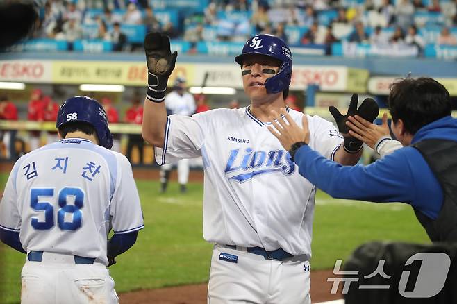 13일 오후 대구 삼성라이온즈파크에서 열린 프로야구 2025 신한 SOL뱅크 KBO 준플레이오프 3차전 삼성 라이온즈와 SSG 랜더스의 경기, 3회말 2사 1,3루 상황 삼성 김성윤의 2루수 앞 내야안타 때 SSG 2루수 안상현이 실책하는 사이 3루주자 강민호가 홈을 밟아 득점에 성공한 뒤 기뻐하고 있다. 2025.10.13/뉴스1 ⓒ News1 공정식 기자