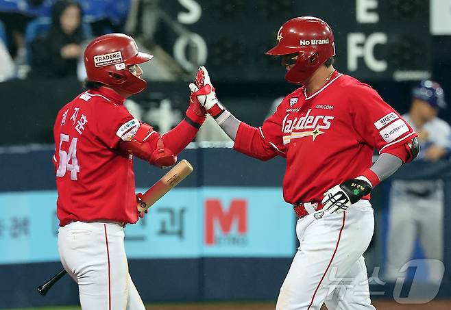 13일 오후 대구 삼성라이온즈파크에서 열린 프로야구 2025 신한 SOL뱅크 KBO 준플레이오프 3차전 SSG 랜더스와 삼성 라이온즈의 경기, SSG 고명준이 9회초 무사 1루 상황 투런홈런을 친 뒤 최지훈의 축하를 받고 있다. 2025.10.13/뉴스1 ⓒ News1 김진환 기자