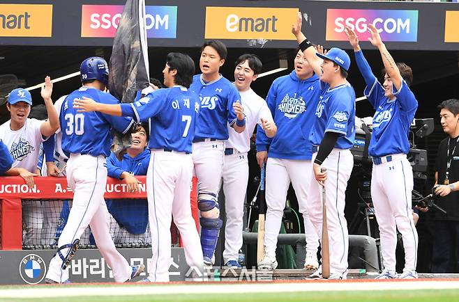 삼성 김영웅(맨 왼쪽)이 9일 인천 SSG랜더스필드에서 열린 2025 KBO리그 SSG와 준PO 1차전 3회초 무사 1루 상황에서 SSG 선발 화이트를 상대로 2점 홈런을 치고 동료들과 하이파이브를 하고 있다. 문학 | 박진업 기자 upandup@sportsseoul.com