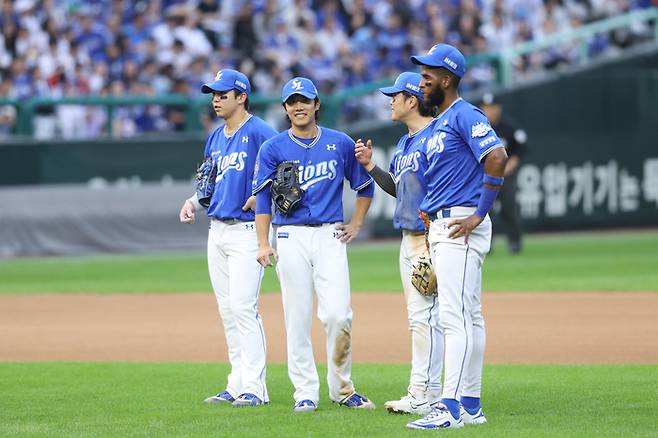 삼성 이재현(왼쪽)과 류지혁(오른쪽)이 11일 인천SSG랜더스필드에서 열린 2025 KBO리그 포스트시즌 준PO 2차전에서 수비 도중 이야기를 나누고 있다. 사진 | 삼성 라이온즈