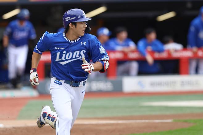 삼성 이재현이 9일 인천 SSG랜더스필드에서 열린 2025 KBO리그 포스트시즌 준PO 1차전 1회초에서 좌월 솔로 홈런을 날리고 그라운드를 돌고 있다. 사진 | 삼성 라이온즈