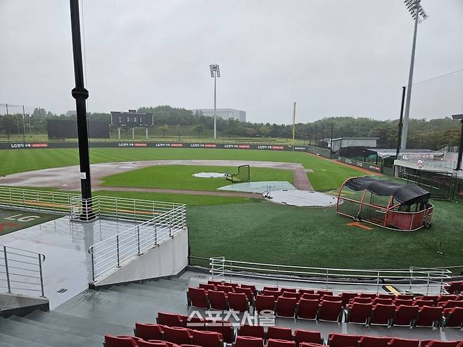 비가 내리는 이천 LG 챔피언스파크 모습. 하루 종일 내린 비로 인해 이날 한국시리즈를 대비하기 위해 준비했던 LG 자체 청백전은 취소됐다. 강윤식 기자 skywalker@sportsseoul.com