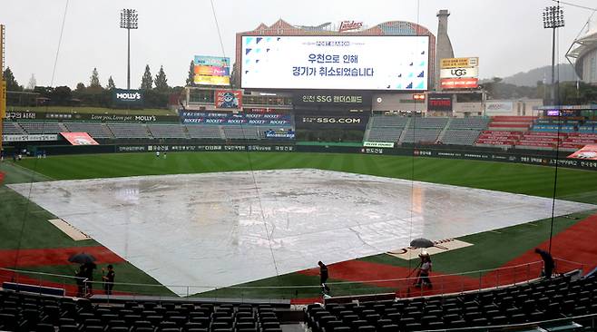 10일 안천SSG랜더스필드에서 열릴 예정이던 SSG와 삼성의 2025 KBO리그 포스트시즌 준플레이오프 2차전이 우천으로 취소됐다. 사진 | 연합뉴스