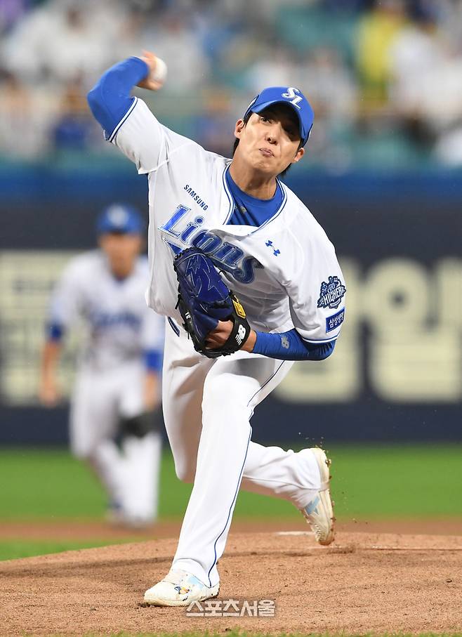 삼성 원태인이 13일 대구삼성라이온즈파크에서 열린 2025 KBO 준플레이오프 3차전 SSG와 경기에 선발 등판해 힘차게 공을 던지고 있다. 대구 | 박진업 기자 upandup@sportsseoul.com