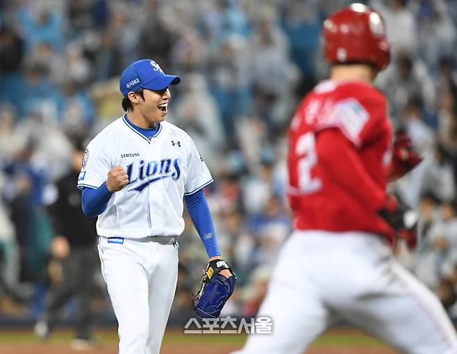 삼성 선발투수 원태인이 13일 대구삼성라이온즈파크에서 열린 2025 KBO 준플레이오프 3차전 SSG와 경기 5회초 2사 2루 상황에서 SSG 에레디아를 우익수 뜬공으로 잡아낸 뒤 기뻐하고 있다. 대구 | 박진업 기자 upandup@sportsseoul.com