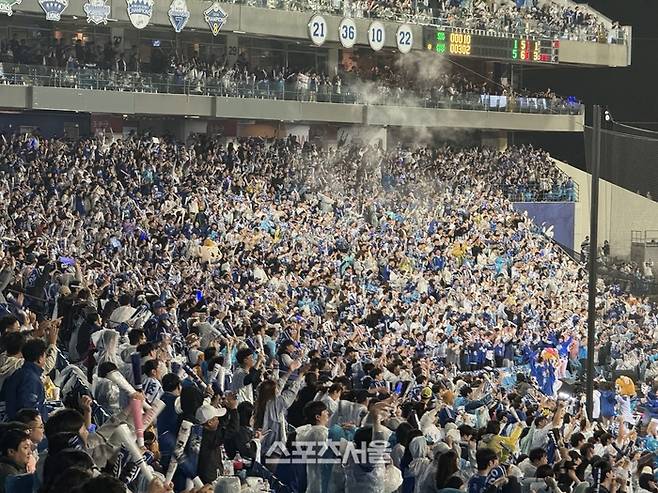 삼성 팬들이 열띤 응원을 펼치고 있다. 대구 | 박연준 기자 duswns0628@sportssseoul.com