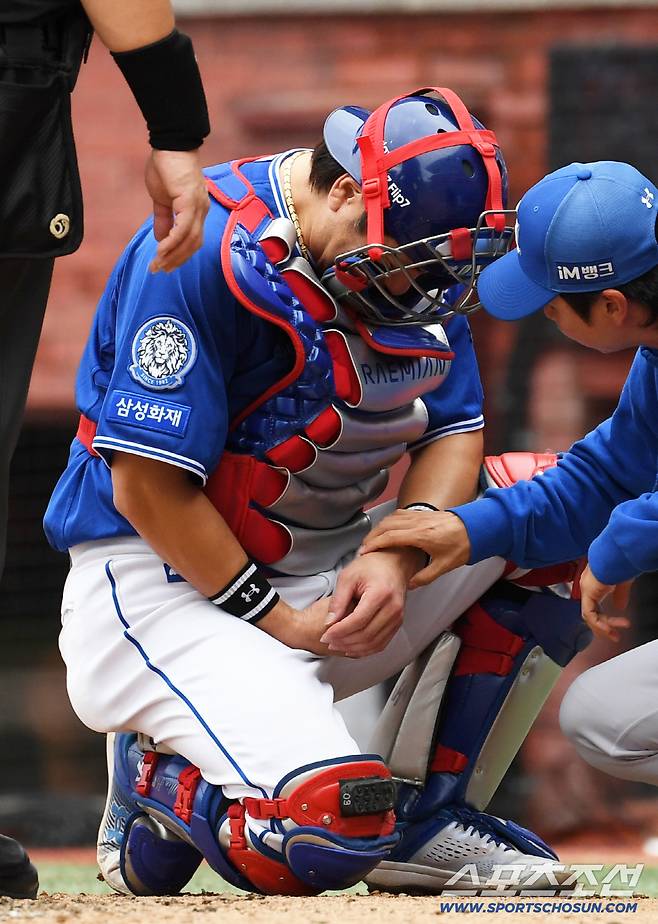 통증이 얼마나 컸으면 투구에 맞은 직후 강민호는 포수 미트를 벗고 그대로 주저앉았다.