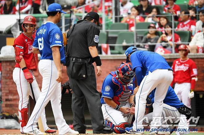 투구에 맞은 직후 한동안 강민호가 일어나지 못하자 가라비토와 최지훈까지 다가와 진심으로 걱정했다.