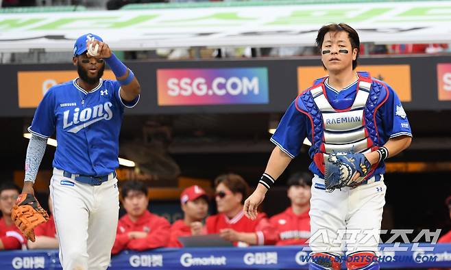 통증을 참고 끝까지 안방을 지킨 강민호는 경기를 끝까지 포기하지 않았다.