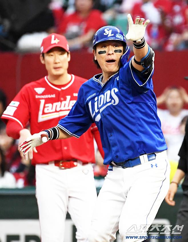 가을야구 안타가 없던 삼성 강민호는 9회초 SSG 마무리 조병현 상대 동점 적시타를 날린 뒤 포효했다.