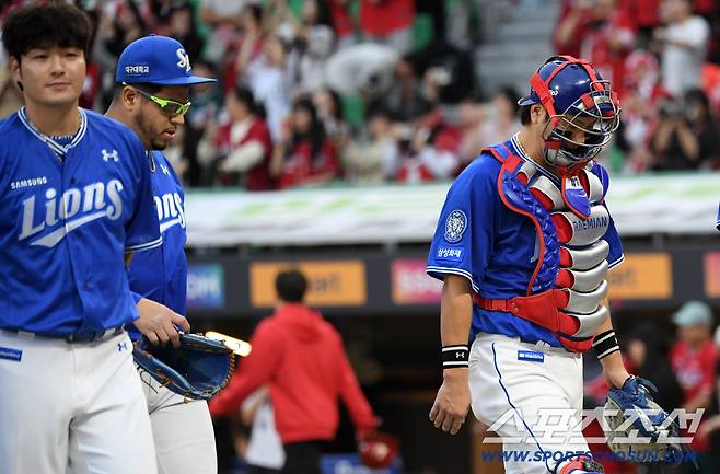 후라도와 포수 강민호는 고개를 떨궜다.
