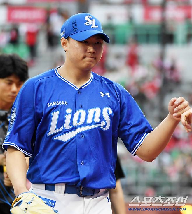 11일 인천SSG랜더스필드에서 열린 SSG와 삼성의 준PO 2차전. 삼성 배찬승이 이닝을 마친 뒤 숨을 고르고 있다. 인천=박재만 기자 pjm@sportschosun.com/2025.10.11/