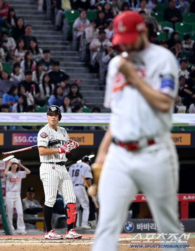 29일 인천SSG랜더스필드에서 열린 롯데와 SSG의 경기, 6회초 2사 1루 롯데 전준우가 SSG 앤더슨에게 삼진을 당한 후 흥분한 앤더슨의 반응에 의아해하고 있다. 인천=허상욱 기자wook@sportschosun.com/2025.09.29/