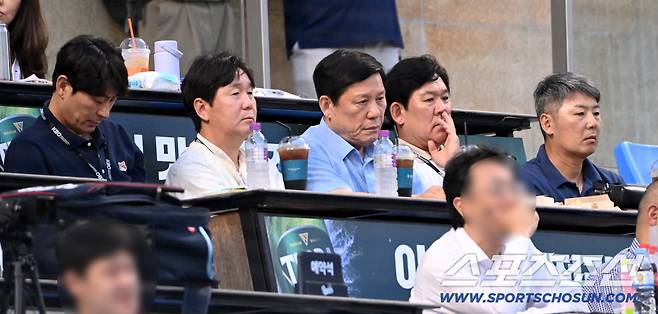 27일 잠실야구장에서 열린 삼성과 두산의 경기, 경기장을 찾은 허구연 총재와 야구대표팀 류지현 감독, 강인권, 김원형 코치, 조계현 전력강화위원장의 모습. 잠실=허상욱 기자wook@sportschosun.com/2025.08.27/